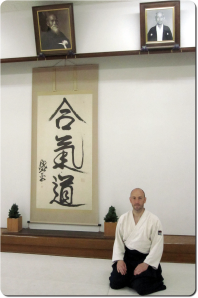 Javier Gil ante Kamiza Hombu-Dojo, Tokio, Japón