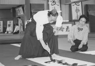 Seiseki Abe Sensei practicando Shodo