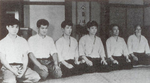 Aikikai Hombu Dojo en 1959 – De derecha a izquierda: Morihei Ueshiba O-Sensei, Kisshomaru Ueshiba, Nobuyoshi Tamura, Masamichi Noro, Yoshio Kuroiwa, Kazuo Chiba