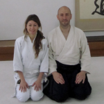 Cristina Picó y Javier Gil ante el Kamiza del Aikikai Hombu Dojo, centro mundial del Aikido, Tokio, Japón (recorte cuadrado)